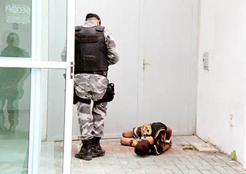 Rapaz tenta arrombar prédio, faz cocô nas calças e é preso